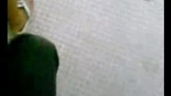 热情的女同性恋者玩弄彼此的阴户