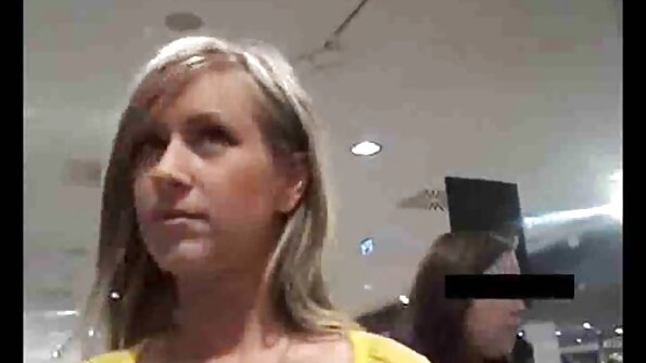 诱人的女士在她嘴里射精