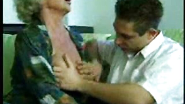 穿丝袜的成熟女人取悦她的男人