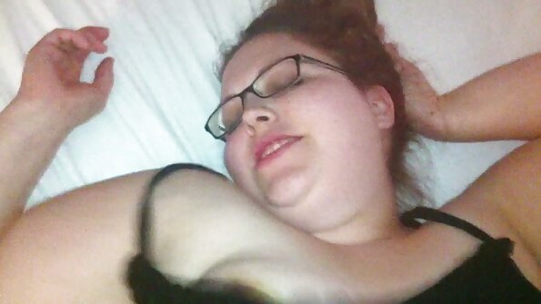 Bosomed 继母 Vanessa Cage 在 pov 中得到了热情的性交