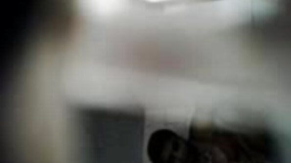 可爱的黑发正在为钱吮吸鸡巴