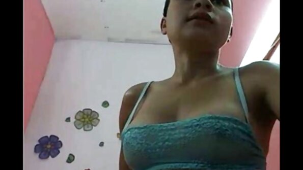 灵活的女人喜欢在地板上做爱