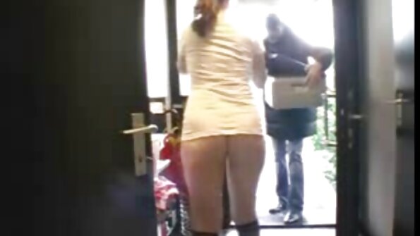 妻子 AJ Applegate 吮吸她的丈夫勃起的笨蛋