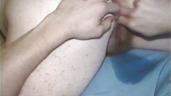 迷人的花痴荣誉可能在沙发上被重击