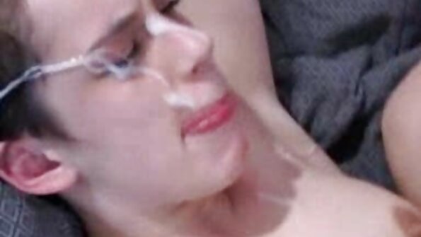 连裤袜的红发美女被涂上油并正确性交