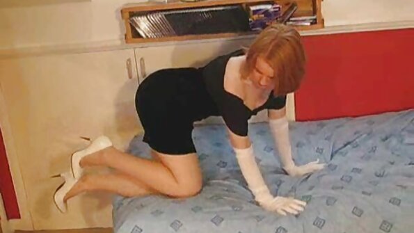 金发熟女 Nimrod 在沙发上弹跳