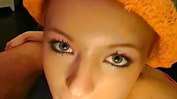 金发熟女 Dee Siren 炫耀她的 Teeties