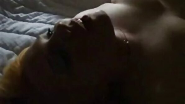 可爱的送货女孩被巨大的黑色公鸡摧毁