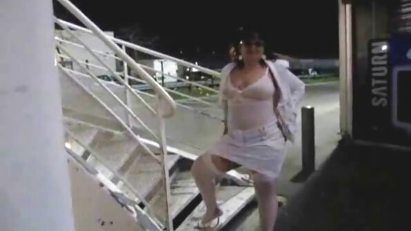 热情的金发女郎喜欢吮吸硬鸡巴