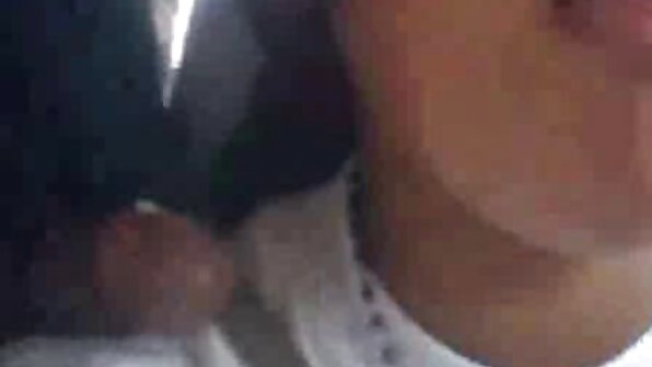 漂亮的黑发喜欢满足她的男朋友
