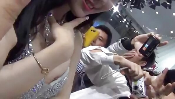 娇小的小妞在操她朋友的男朋友