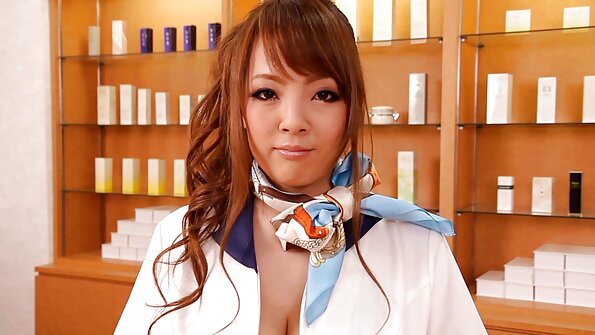 漂亮的女孩去了卧室