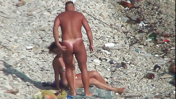 丰满的女人正忙着和丈夫说话