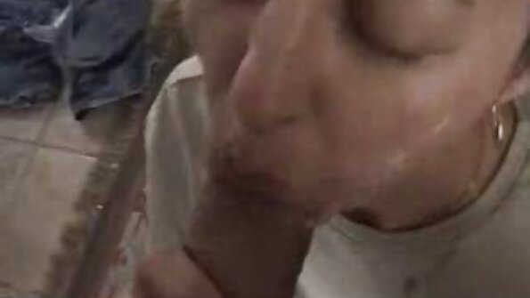 漂亮的家庭主妇有一些工作要做
